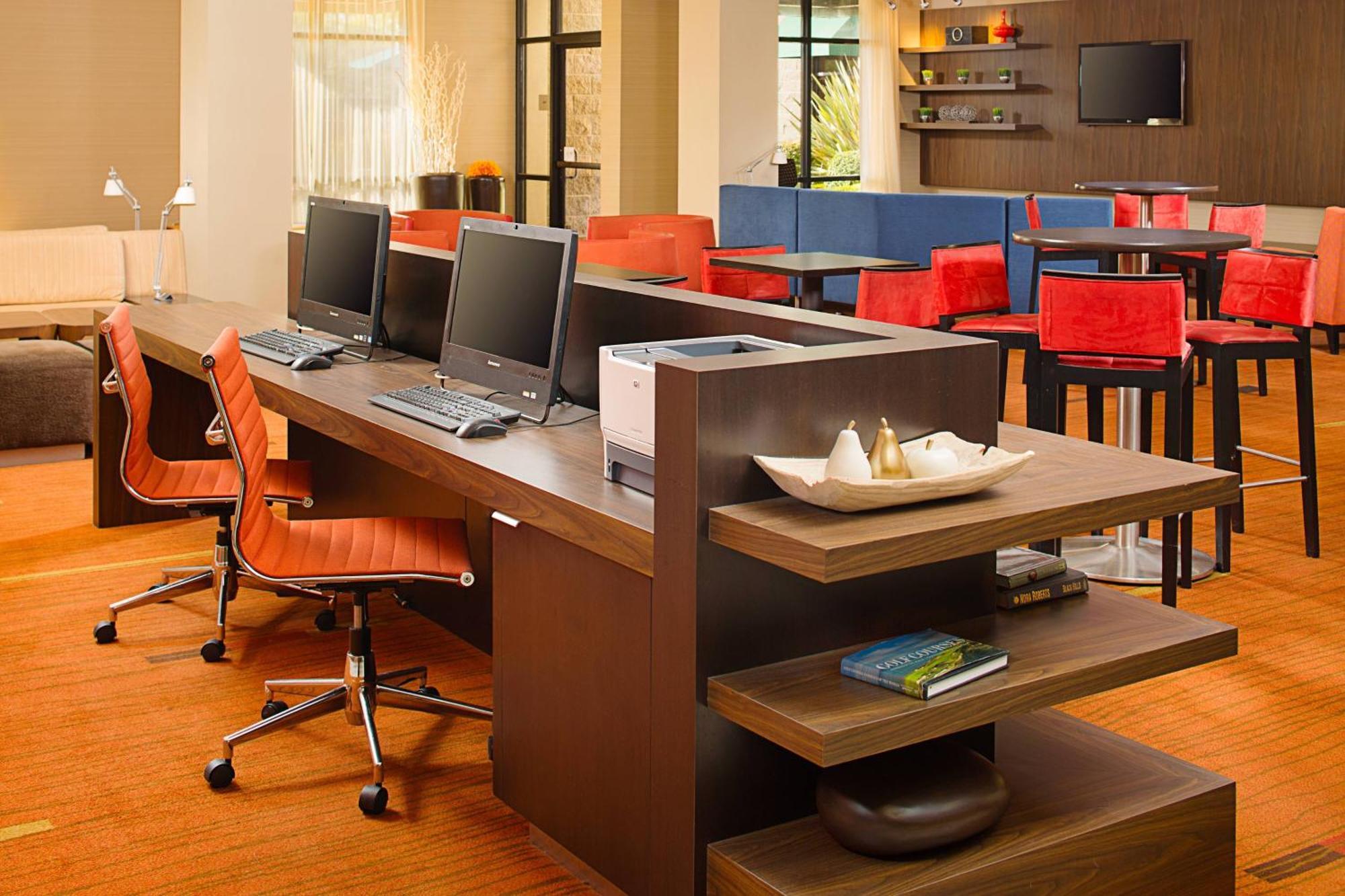Courtyard By Marriott Midtown Hotel