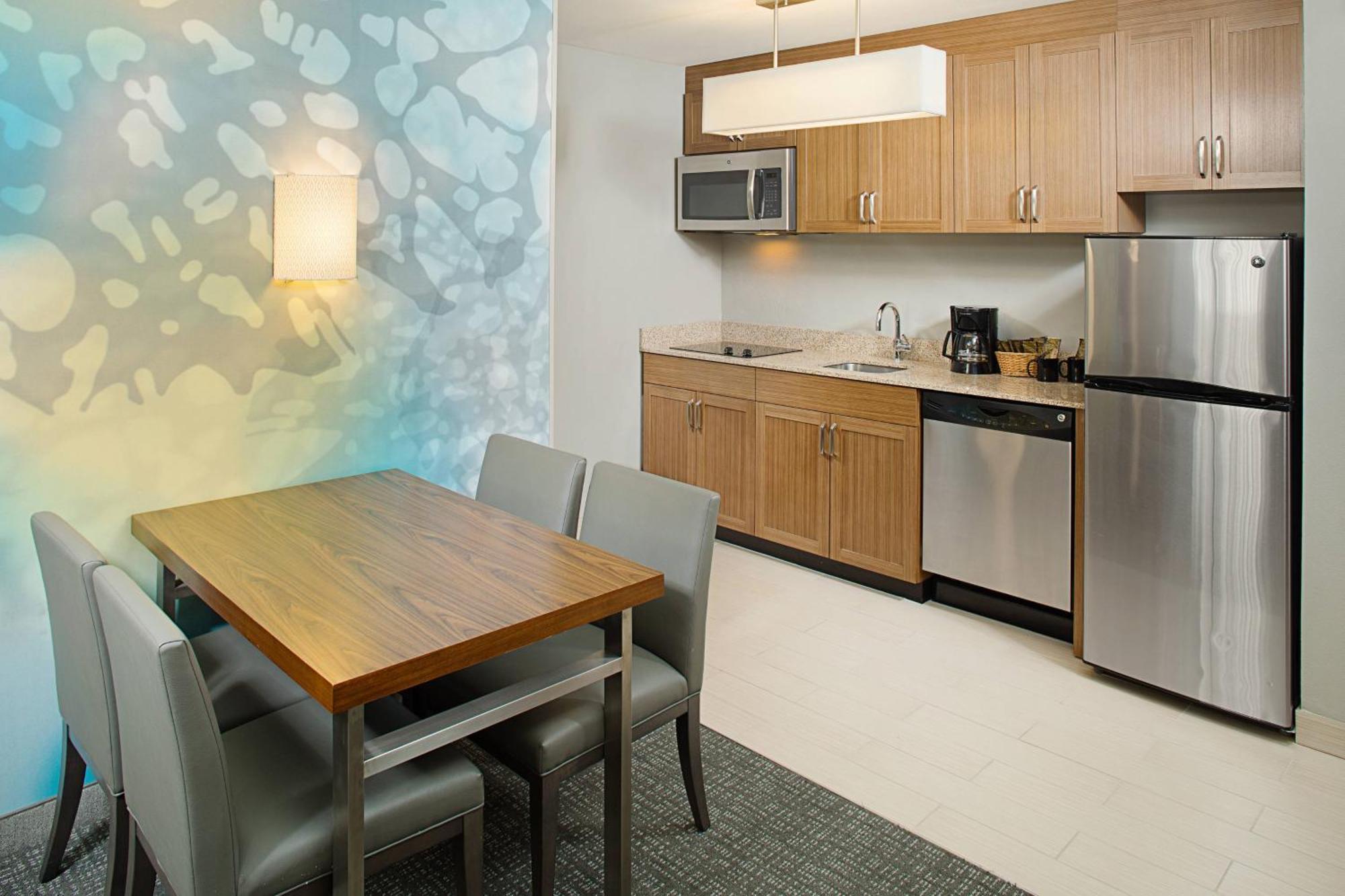 Courtyard By Marriott Midtown Hotel